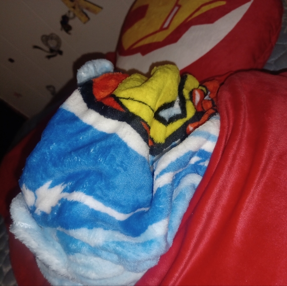 MARVEL PILLOW AND SURPRISE BLANKET - Picture 6 of 7